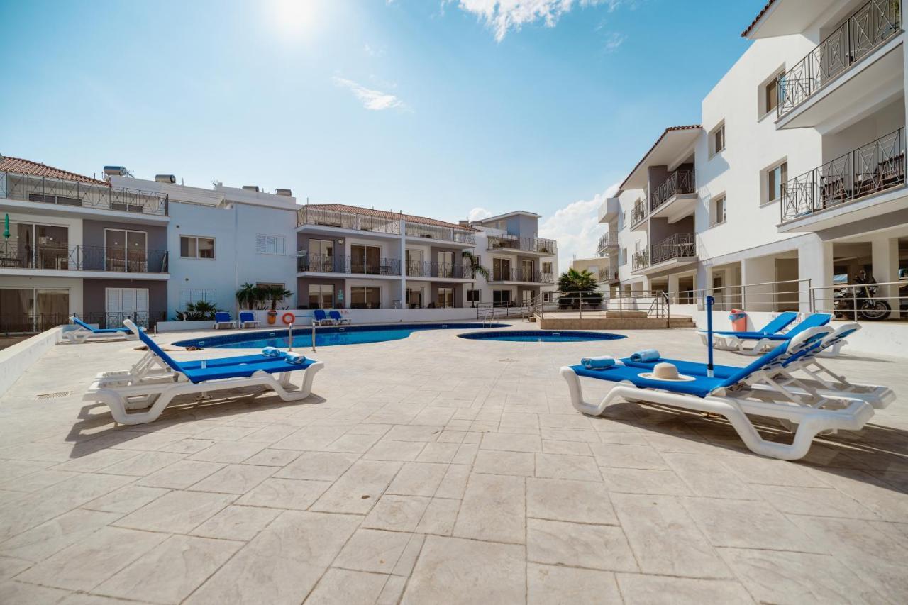 Poppy * Paralimni